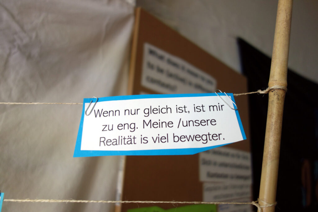 kleines Schild: "Wenn nur gleich ist, ist mir zu eng. Unsere Realität ist viel bewegter"